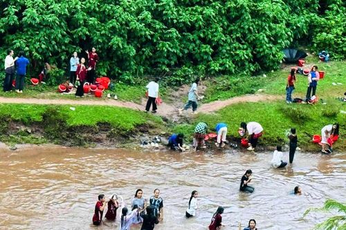 Thắt lòng nhìn 400 học trò ra suối tắm mỗi chiều, thầy hiệu trưởng chỉ ước một điều