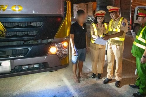 Nữ Trung tá CSGT chỉ huy bắt xe quá tải trong đêm, tài xế 'than' muốn bỏ nghề