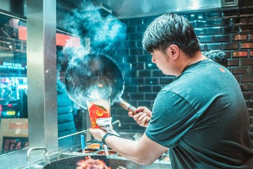 Du học tiến sĩ y khoa ở nước đắt đỏ, chàng trai dùng thức ăn mèo để tiết kiệm