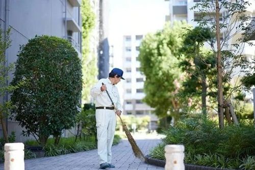Kiếm gần 5 tỷ đồng mỗi năm vẫn làm lao công ở chung cư