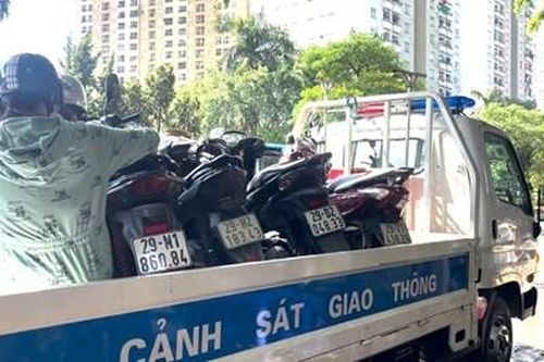 Cảnh sát giao thông Hà Nội hỗ trợ người dân vượt điểm ngập úng