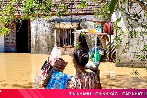 Người dân vùng hạ du sông La chật vật trong nước lũ