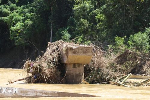 Nghệ An: Cầu Xốp Chạng bị lũ cuốn trôi, giao thông trên Quốc lộ 48C tê liệt