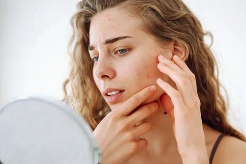 Chăm sóc da mụn hiệu quả trong thời tiết hanh khô của mùa Thu
