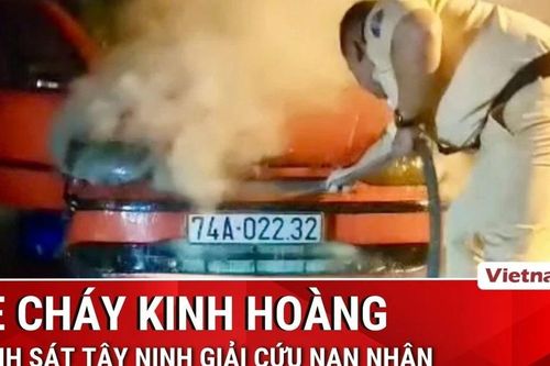 Xe bốc cháy kinh hoàng trên Quốc lộ 22B, cảnh sát giao thông giải cứu 2 người