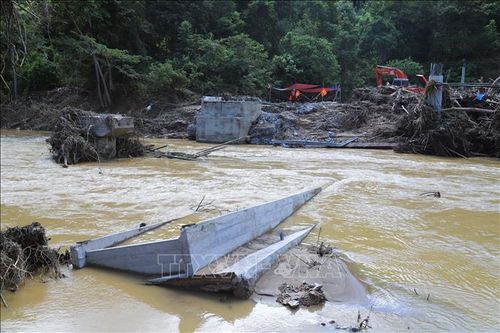 Nghệ An: Cầu Xốp Chạng bị lũ cuốn trôi, giao thông trên quốc lộ 48C bị tê liệt