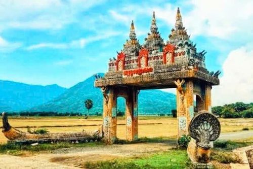 Du khách thích thú khám phá các kiến trúc văn hóa, du lịch An Giang