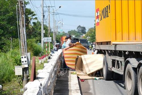 Xe container va chạm xe máy trên Quốc lộ 22B làm một người tử vong