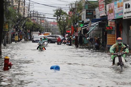 TP Hồ Chí Minh mưa lớn gây ngập sâu, giao thông rối loạn