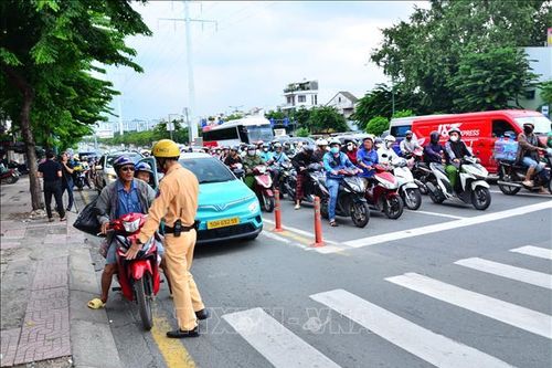 Tuyên truyền quy định về dừng, đỗ phương tiện trên vạch mắt võng tại các giao lộ