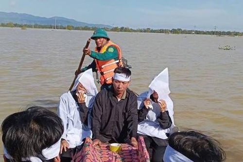Hà Tĩnh: Nước lũ bao phủ xóm làng, người dân phải chèo thuyền tổ chức tang lễ