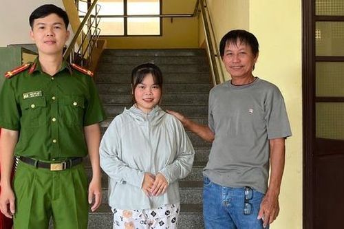 Tài khoản ngân hàng bất ngờ nhận số tiền lớn, cô gái trẻ vội trình báo công an