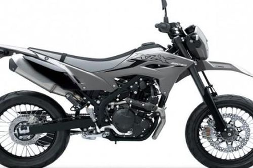 Ra mắt 'cào cào' Kawasaki KLX230, bất chấp đường ngập nước