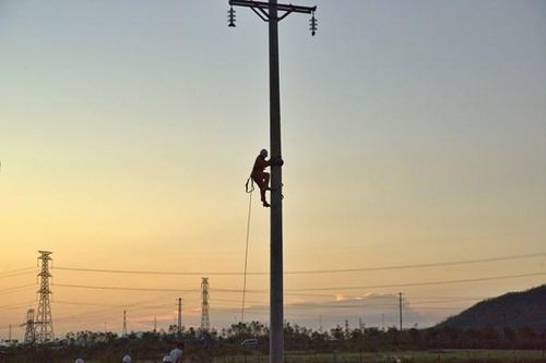 Chạy đua khôi phục điện sau bão số 10 - Bài cuối: Đội xung kích quyết tâm đưa ánh sáng trở lại