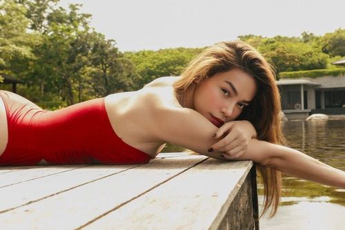 Hồ Ngọc Hà khoe làn da trắng mướt mắt, vô tình lộ một điểm khó ngờ trên body