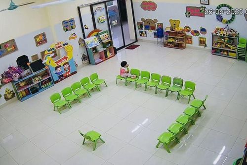Bé gái ngồi một mình ở lớp mầm non, nghe chuyện đằng sau ai cũng rưng rưng