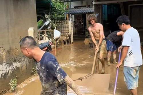 Du khách quốc tế gây sốt với trải nghiệm 'tour dọn lũ'