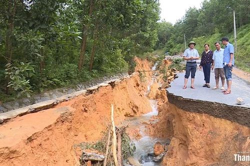 Đường liên xã Xuân Chinh - Thắng Lộc 'nát tươm' sau bão số 10