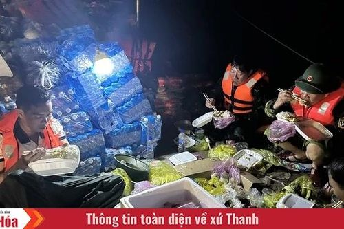 Những bữa cơm vội nơi vùng lũ...