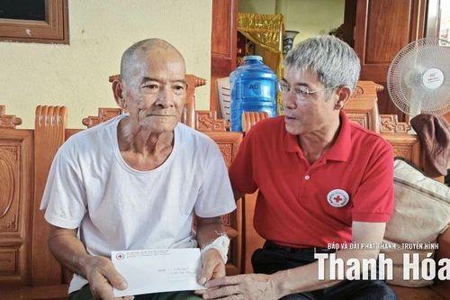 Hội Chữ thập đỏ tỉnh trao hỗ trợ cho gia đình nạn nhân bị thiệt mạng do bão số 10