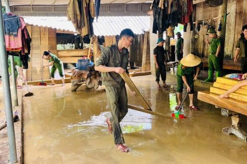 Tất bật dọn dẹp, khôi phục cuộc sống sau bão lũ