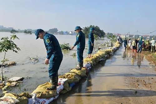 Lũ trên sông Cầu xuống chậm