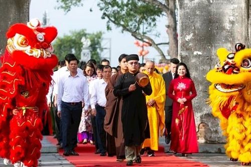 Rực rỡ đường về đền Kiếp Bạc