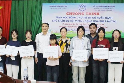 Trao 63 suất học bổng cho học sinh có hoàn cảnh khó khăn