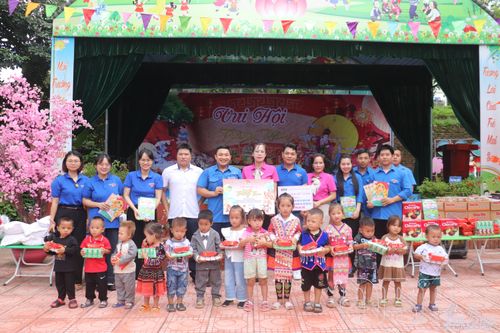 Trao quà trung thu cho học sinh mầm non xã Na Sang