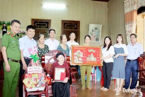 Đoàn công tác tỉnh Đồng Nai thăm, chúc thọ người cao tuổi