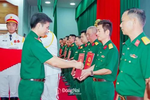 Hơn 400 cán bộ, chiến sĩ được thăng quân hàm, nâng bậc lương