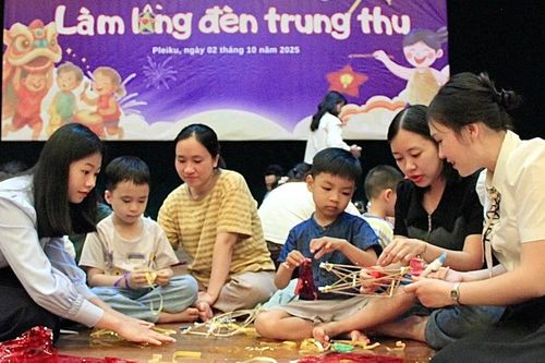 Hơn 100 trẻ em trải nghiệm làm lồng đèn tại Nhà thiếu nhi phường Pleiku
