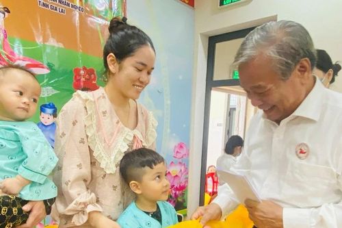 Tặng quà Trung Thu cho bệnh nhi, trẻ em khuyết tật