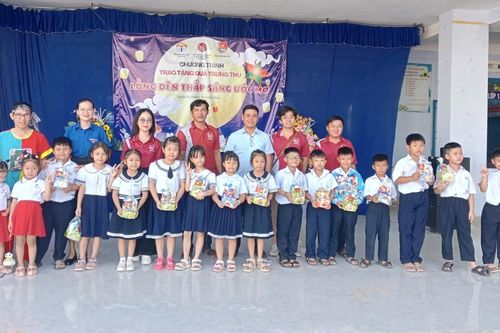 Trao 134 suất quà Trung thu tại xã Xuân Hải