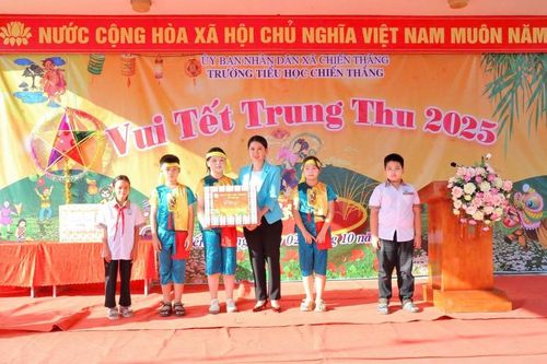 Lãnh đạo tỉnh thăm, tặng quà nhân dịp Tết Trung thu tại trường Tiểu học Chiến Thắng, xã Chiến Thắng