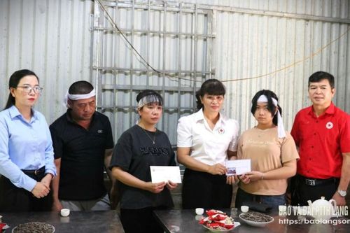 Hội Chữ thập đỏ tỉnh hỗ trợ gia đình bị thiệt hại do bão số 10 tại xã Cai Kinh