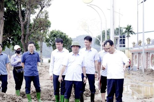 Đồng chí Bí thư Tỉnh ủy khảo sát phương án khắc phục thiên tai, ngập úng tại các phường: Nam Cường, Yên Bái, Văn Phú và xã Trấn Yên