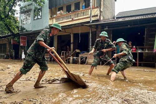 400 cán bộ, chiến sĩ Trung đoàn 174 hỗ trợ Nhân dân khắc phục hậu quả bão lũ