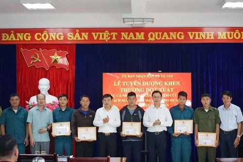 Khen thưởng 5 công dân xã Tả Van dũng cảm cứu du khách nước ngoài bị lạc