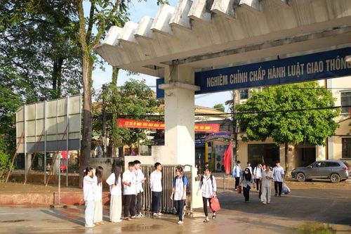 Công an Lào Cai nỗ lực giúp học sinh vùng lũ sớm trở lại trường