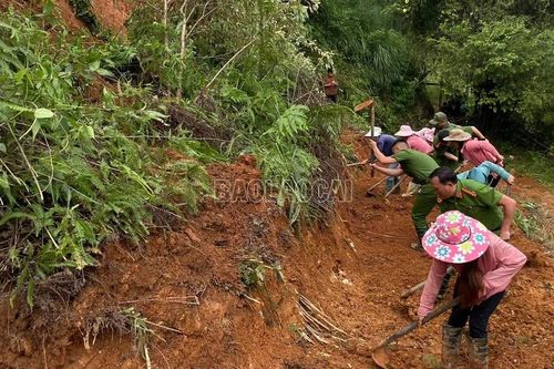 Xã Bản Hồ tích cực thông đường, hỗ trợ người dân 4 thôn bị cô lập