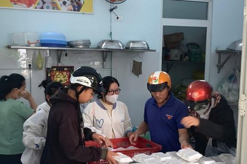 Ấm áp nghĩa tình từ những hộp cơm sẻ chia
