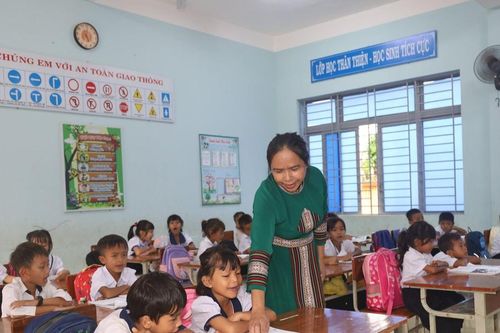 Dạy tiếng Ê đê cho học trò để giữ bản sắc