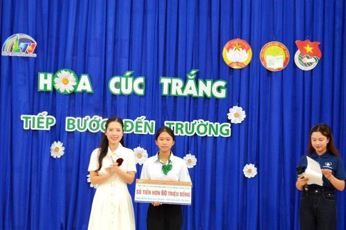 Trao học bổng 'Hoa cúc trắng' tại Trường THPT chuyên Nguyễn Chí Thanh