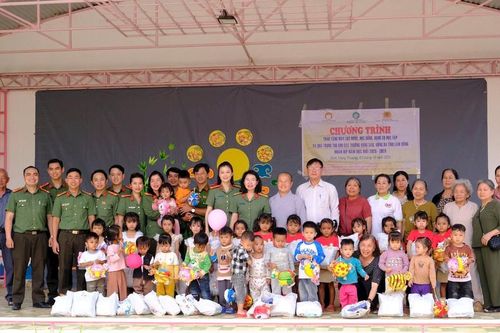 Công an tỉnh Lâm Đồng tặng quà trung thu cho học sinh xã Đinh Trang Thượng