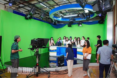 Giảng viên, sinh viên Học viện Báo chí và Tuyên truyền tìm hiểu thực tế tại Báo và phát thanh, truyền hình Ninh Bình