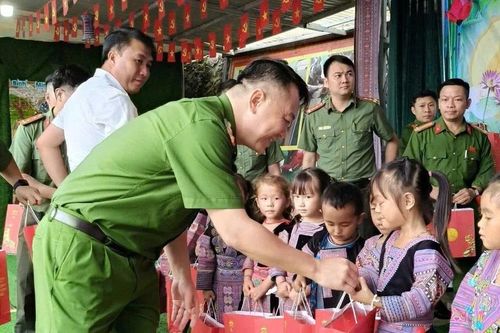 Tặng 255 suất quà trung thu cho trường mầm non Pà Cò