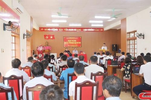 Đoàn đại biểu Quốc hội tỉnh Sơn La tiếp xúc cử tri xã Chiềng Hoa