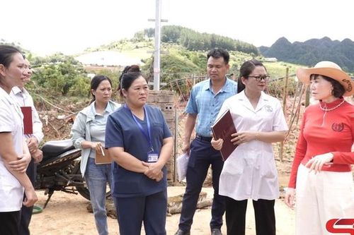 Kiểm tra, giám sát, hướng dẫn xử lý nước và vệ sinh môi trường trong và sau mưa lũ tại xã Mường Bang, xã Tô Múa và phường Mộc Sơn