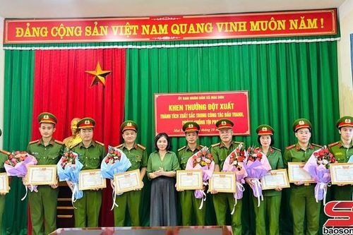 UBND xã Mai Sơn khen thưởng đột xuất 9 cá nhân tiêu biểu trong đấu tranh phòng, chống tội phạm ma túy